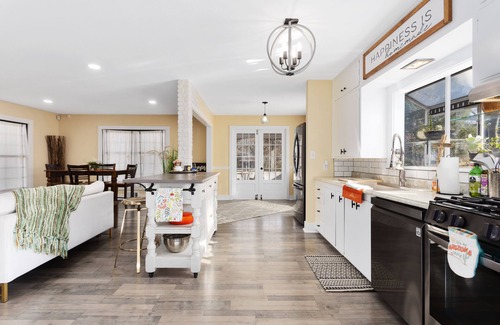 Platte Woods Casa | Cheerful, southwest-inspired heartland hideaway