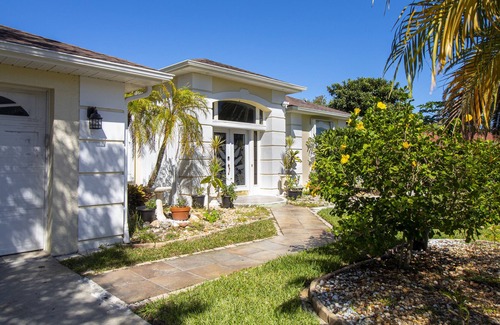 West Melbourne Casa | Cheerful & Spacious Home with Lake View