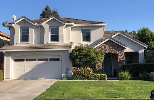 Tracy Casa | Cheerful & Spacious house to relax and unwind