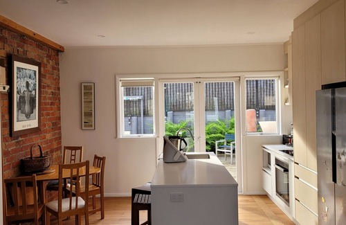 Remuera Casa | Cheerful sunny house close to waterfront, train, town and OBV