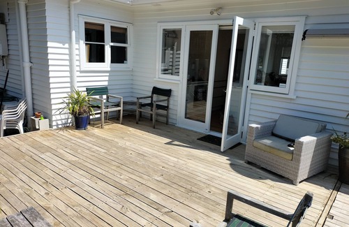 Remuera Casa | Cheerful sunny house close to waterfront, train, town and OBV