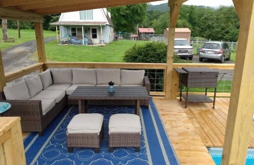 Fayetteville Casa | Cheerful three bedroom home with seasonal pool