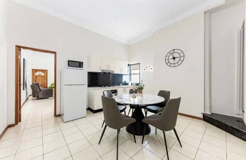 Summer Hill Casa | Cheerful three Bedroom house close to City