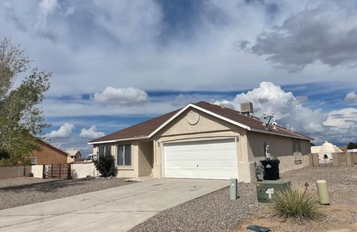 Bosque Casa | Cheerful Three Bedroom Home with Mountain Views