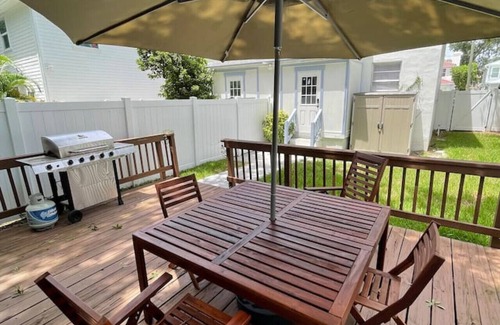 SoHo Casa | Cheerful Townhome Soho Backyard