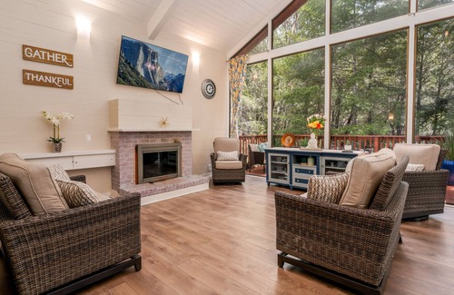 Willits Casa | Cheerful two bedroom Home with indoor fireplace