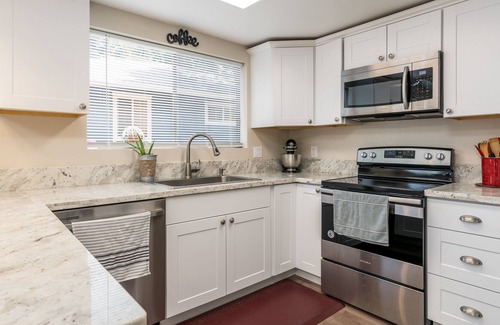Willits Casa | Cheerful two bedroom Home with indoor fireplace