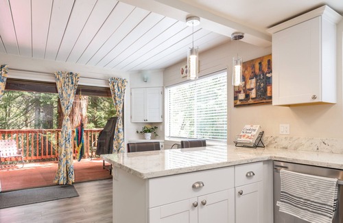 Willits Casa | Cheerful two bedroom Home with indoor fireplace