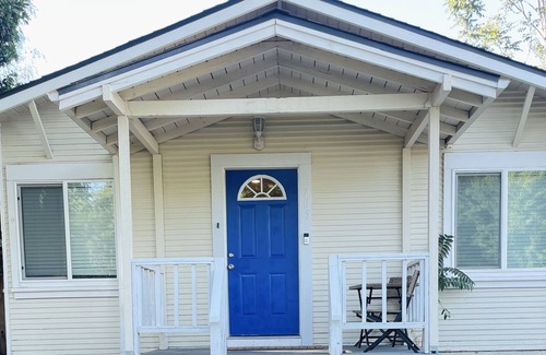 Modesto Casa | Cheerful Two Bedroom with Parking on Premises