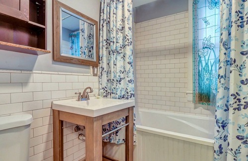 Dixon Park Apartamento | Cheerful Victorian District Digs Near Forsyth w/ Courtyard by Lucky Savannah