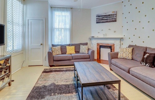 Dixon Park Apartamento | Cheerful Victorian District Digs Near Forsyth w/ Courtyard by Lucky Savannah
