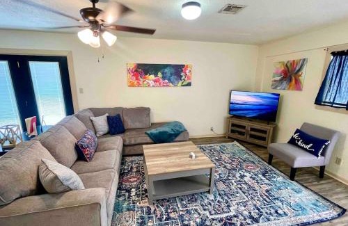 Port Neches Casa | Cheerful Watercolors in 2BR Cottage
