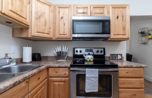 Central City Apartamento | Cheery & Comfortable Apartment Near Downtown – Ideal for Extended Stays