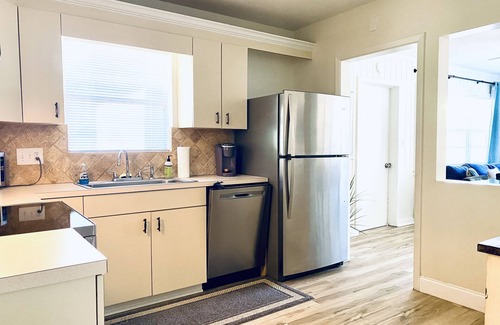Paver Park Casa | Cheery Fenced Home Pets Welcome
