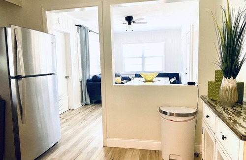 Paver Park Casa | Cheery Fenced Home Pets Welcome