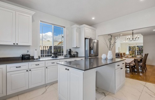 Union City Casa | Chef's Kitchen 4 bed w/King Suite & Backyard
