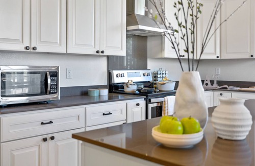Union City Casa | Chef's Kitchen 4 bed w/King Suite & Backyard
