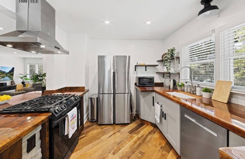 North Druid Hills Casa | Chef's Kitchen; King Bed, Queen & Bunk Bed, 65" TV