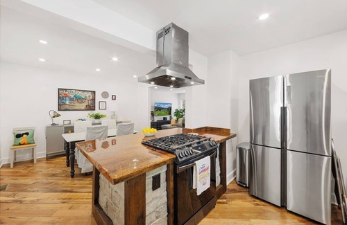 North Druid Hills Casa | Chef's Kitchen; King Bed, Queen & Bunk Bed, 65" TV