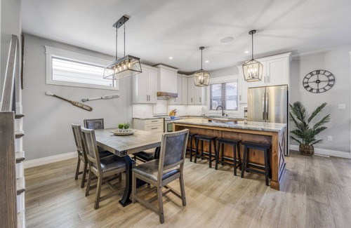 Grand Bend Casa | Chello’s Grand Villa, Grand Bend Beach- Steps from the Strip