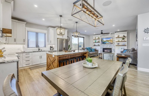 Grand Bend Casa | Chello’s Grand Villa, Grand Bend Beach- Steps from the Strip
