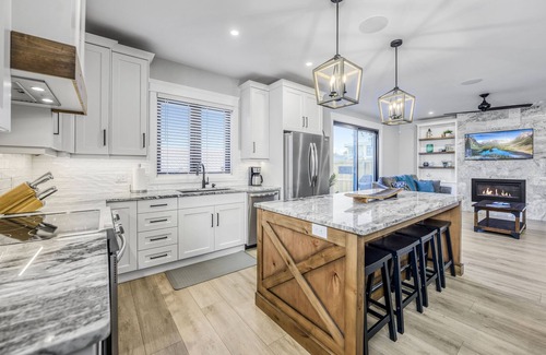 Grand Bend Casa | Chello’s Grand Villa, Grand Bend Beach- Steps from the Strip