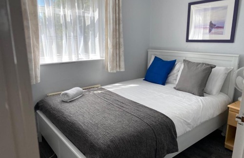 Dunstable Casa | Chelsea Garden -Huku Kwetu- Dunstable - Spacious 4 Bedroom House -L&D Hospital - London -M1- Airport -Group Accommodation up to 9 People