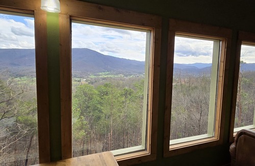 Gatlinburg - Pigeon Forge Cabina | CHERIE'S CHALET VISTAS INCREÍBLES !! Bañera de hidromasaje, chimenea de leña, juegos, parrilla de gas Vistas!