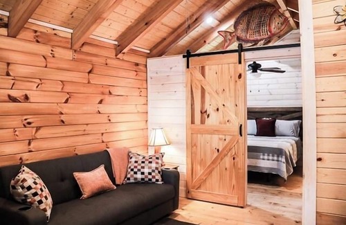 Bean Station Cabina | Cherokee Lake Vacation 1 BR 1 Bath Tiny Log Cabin
