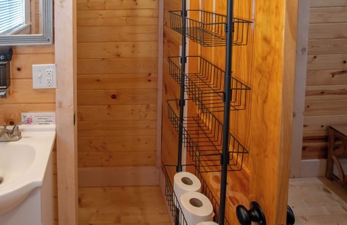 Bean Station Cabina | Cherokee Lake Vacation 1 BR 1 Bath Tiny Log Cabin