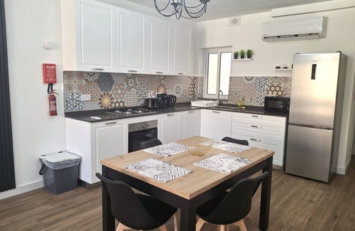 Victoria Apartamento | Cherry Blossom Apartment with Courtyard - 5min Walk to Centre