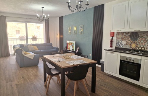 Victoria Apartamento | Cherry Blossom Apartment with Courtyard - 5min Walk to Centre