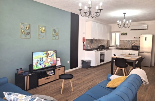 Victoria Apartamento | Cherry Blossom Apartment with Courtyard - 5min Walk to Centre