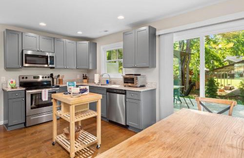 Asheville Casa | Cherry Blossom by AvantStay 6 Min to Downtown