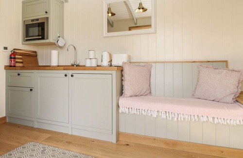 Staple Hill Cabaña | CHERRY BLOSSOM, character holiday cottage, with hot tub in Warmley