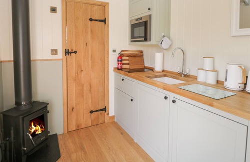 Staple Hill Cabaña | CHERRY BLOSSOM, character holiday cottage, with hot tub in Warmley