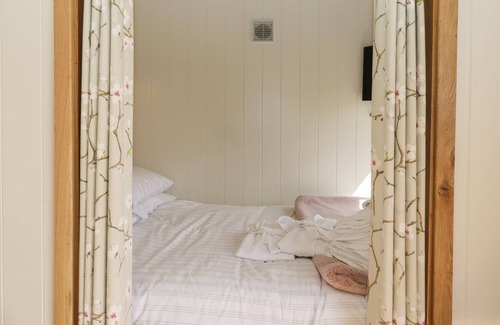 Staple Hill Cabaña | CHERRY BLOSSOM, character holiday cottage, with hot tub in Warmley