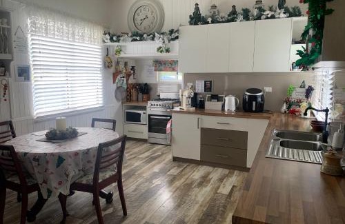 Stanthorpe Cama Y Desayuno | Cherry Blossom Cottage-with country charm and spa