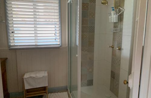 Stanthorpe Cama Y Desayuno | Cherry Blossom Cottage-with country charm and spa