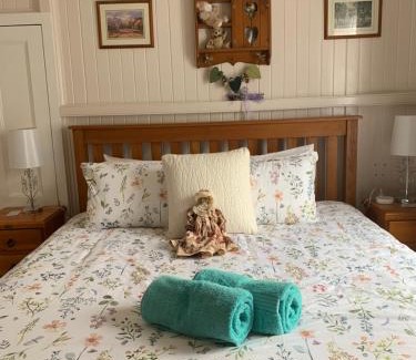 Stanthorpe Cama Y Desayuno | Cherry Blossom Cottage-with country charm and spa