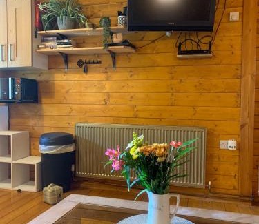Welshpool Chalet De Esquí | Cherry Cabin - Little Log Cabin in Wales
