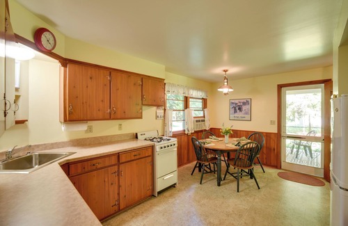 Fish Creek Cabaña | ¡NUEVO! 'Cherry Cottage' cerca del Parque Estatal Peninsula!