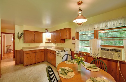 Fish Creek Cabaña | ¡NUEVO! 'Cherry Cottage' cerca del Parque Estatal Peninsula!