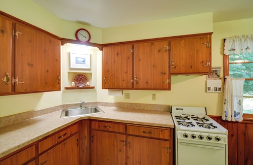 Fish Creek Cabaña | ¡NUEVO! 'Cherry Cottage' cerca del Parque Estatal Peninsula!