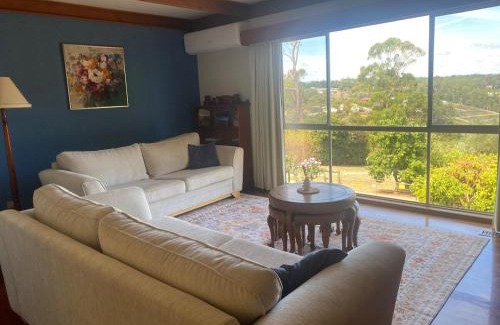 Wandin East Casa | Cherry Haven farm house with a view
