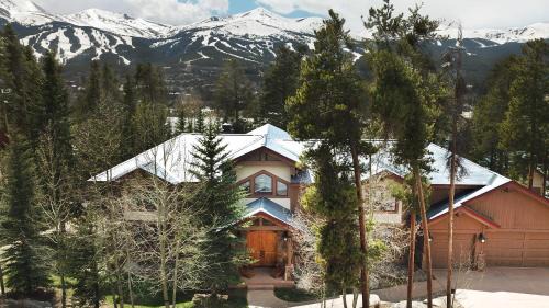 Historic District Villa | Cherry Ridge by AvantStay Incredible Mountain Mansion w Game Room Hot Tub Views