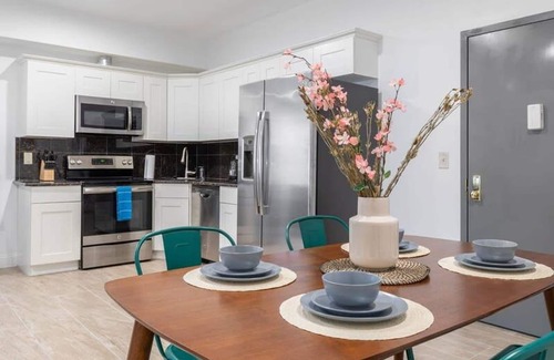 Chinatown Apartamento | Cherry Suites 2BR Apt w W D Arcade Machine
