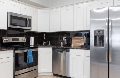 Chinatown Apartamento | Cherry Suites 2BR Apt w W D Arcade Machine
