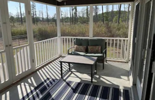 Cambridge Casa | Chesapeake Bay Waterfront Retreat. Access to Private Dock, Beach and Pool.