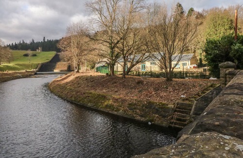 Hollow Meadows Cabaña | CHESTNUT COTTAGE, pet friendly, with a garden in Stocksbridge
